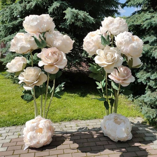 Hoa Khổng Lồ Trang Trí Tiệc Cưới Màu Kem