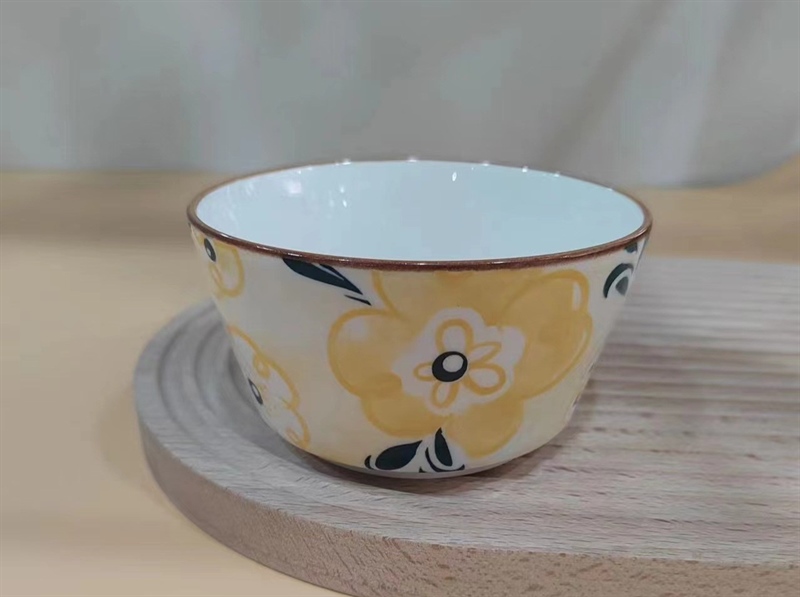 Chén Sứ Hoa Và Lá Vàng