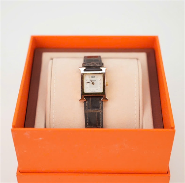 Đồng Hồ Hermes mặt vuông bạc quai đen KG+