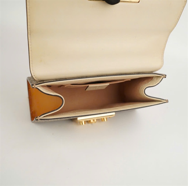 Túi GG nắp trắng charm vàng 20c KG+