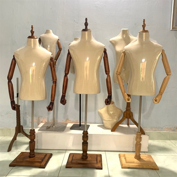 Bán thân nam tay gỗ (08)