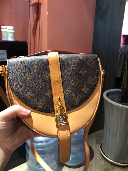 Túi LV hoa nâu có ổ khóa phối da trơn vàng s18 ++