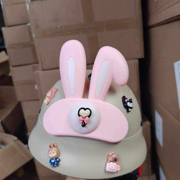Mũ bảo hiểm tai thỏ kèm Charm