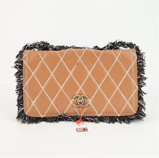 Túi Chanel nâu viền lông size 26 ++