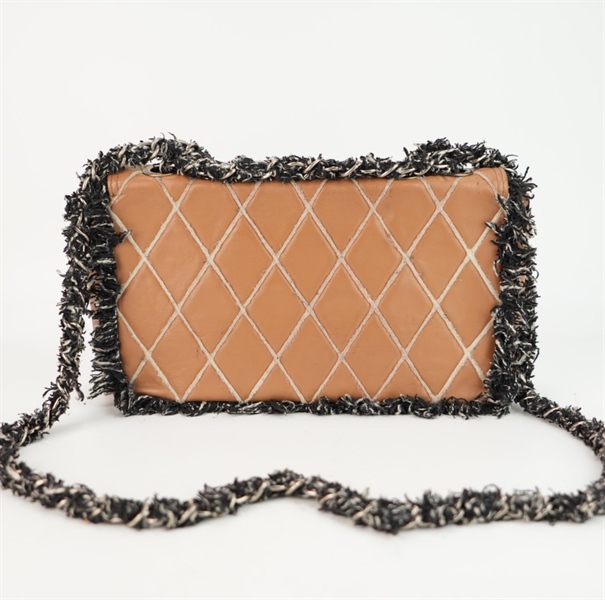 Túi Chanel nâu viền lông size 26 ++