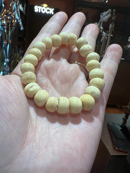 Vòng tay gỗ màu ngà voi +