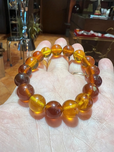 Vòng tay đá hổ phách +