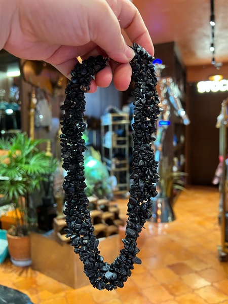 Vòng tay đá vụn màu đen