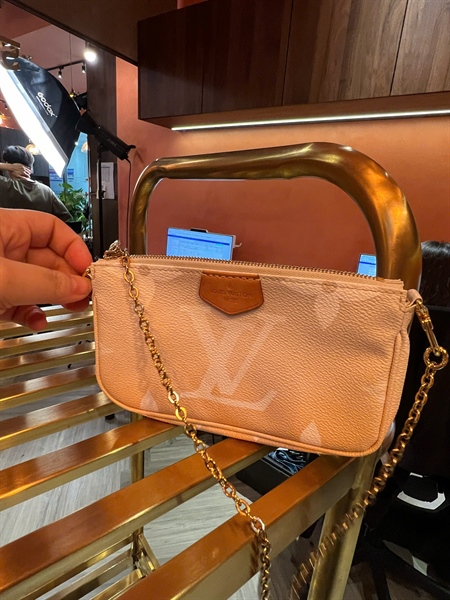 Túi LV kẹo nách màu nude 18cm +