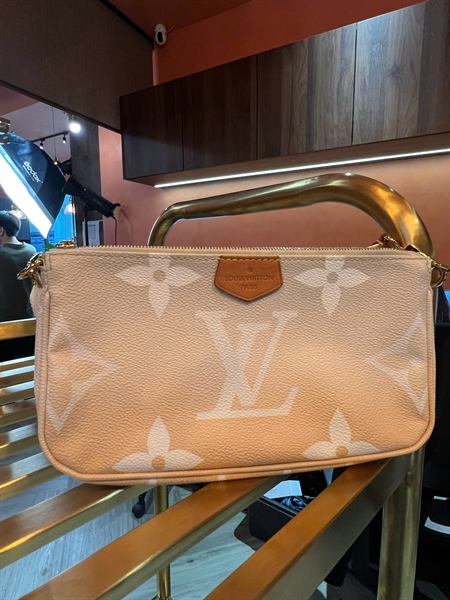 Túi LV màu nude hoa trắng kèm pound 23cm +