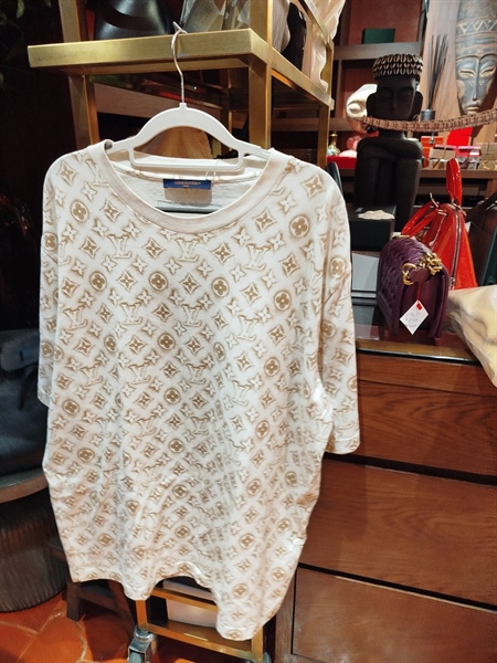 Áo thun LV trắng hoa vàng - A Long live (TH- A12)