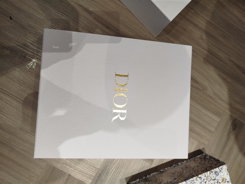 Box Dior trắng +