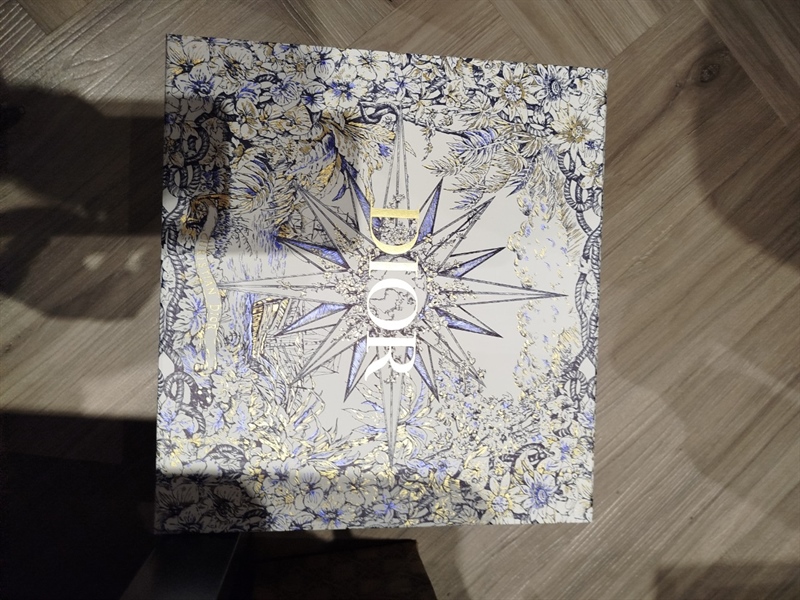 Box Dior in hoa +