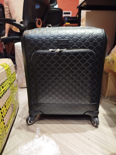 Vali GG đen họa tiết logo nổi +