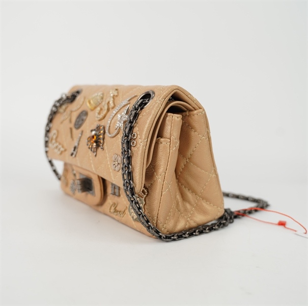 Túi Chanel màu nude đính charm size 19 +