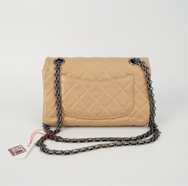 Túi Chanel màu nude đính charm size 19 +