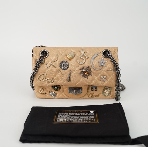 Túi Chanel màu nude đính charm size 19 +