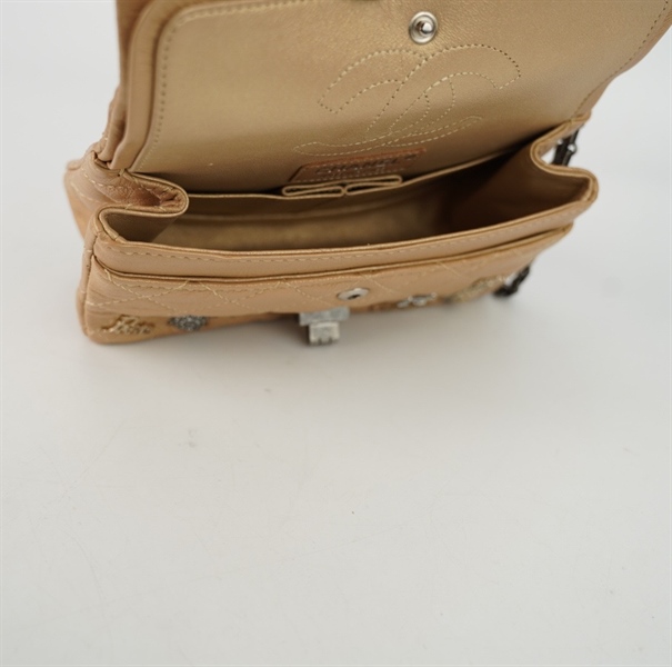 Túi Chanel màu nude đính charm size 19 +