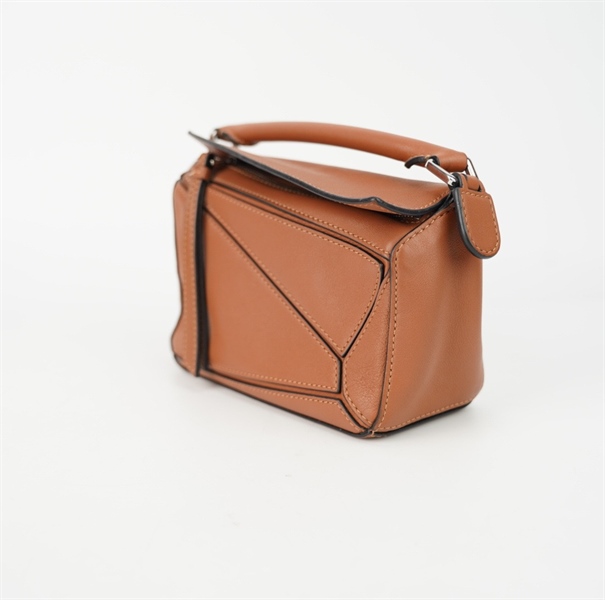 Túi Loewe màu nâu đậm size 17 +