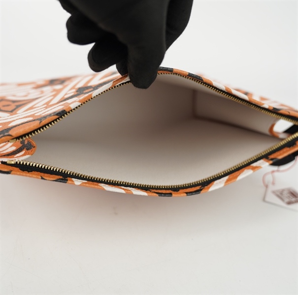 Túi LV Clutch nền cam hoa đen trắng size 25 +