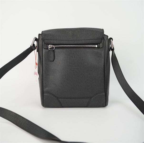 Túi LV đeo chéo màu đen size 20 KG+