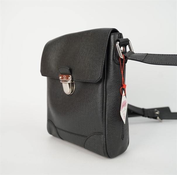 Túi LV đeo chéo màu đen size 20 KG+