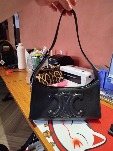 Túi Celine kẹp nách màu đen KG+