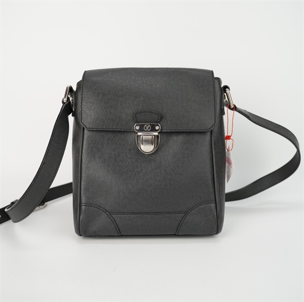 Túi LV đeo chéo màu đen size 20 KG+