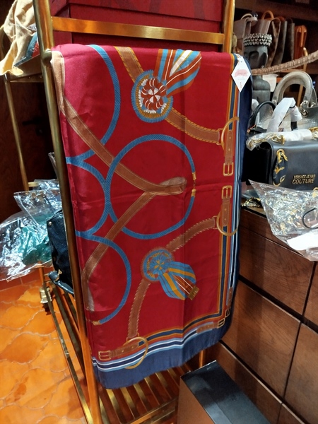 Khăn Longchamp đỏ viền đen- A Long live(HP-KH219)