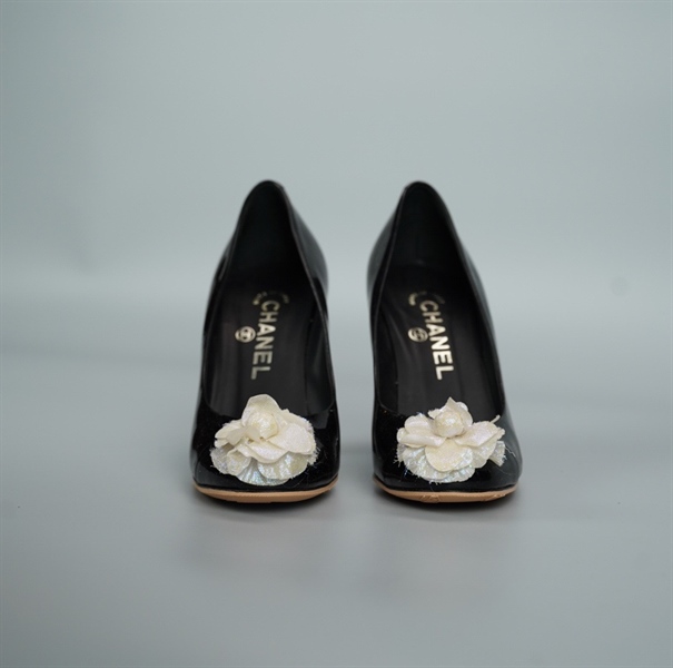 Giày Chanel đen hoa trắng size 36 cao 10p (BQ) KG+