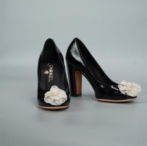 Giày Chanel đen hoa trắng size 36 cao 10p (BQ) KG+