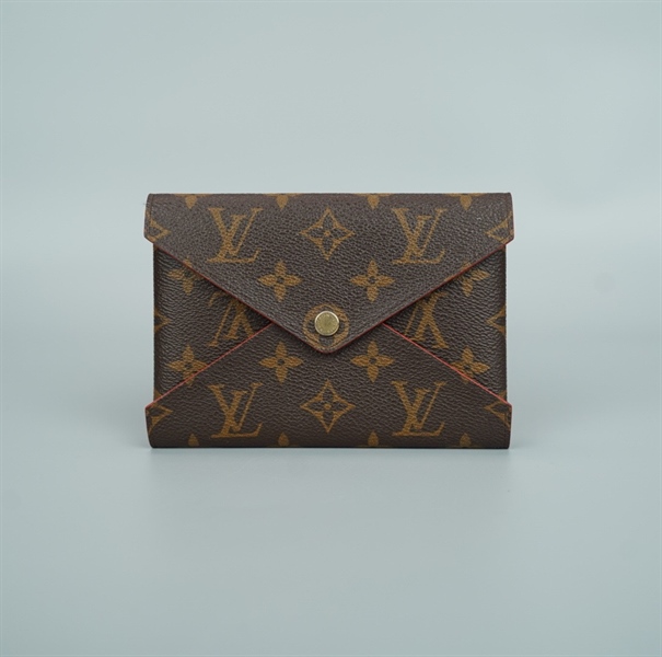 Ví LV hoa nâu dáng bao thư (BQ) KG+
