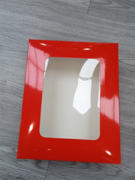 Hộp quà chữ nhật màu đỏ