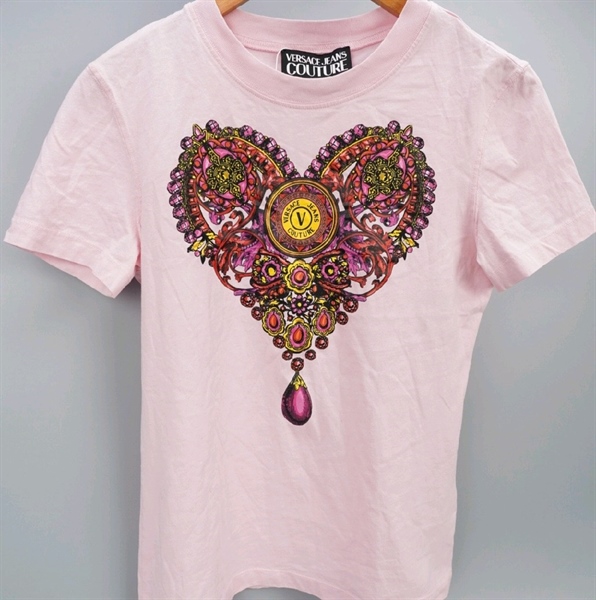 Áo thun Versace hồng in họa tiết trái tim (BQ) KG+