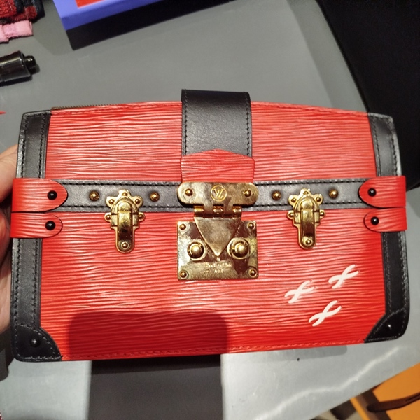 Túi LV đỏ viền đen size 23 (TB) +