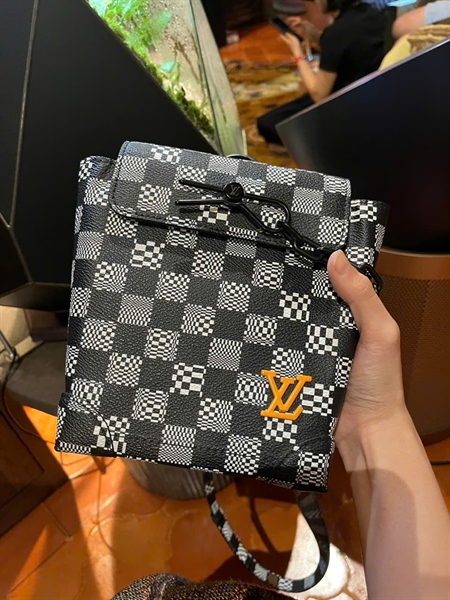 Túi LV đeo chéo ô vuông trắng đen KG+