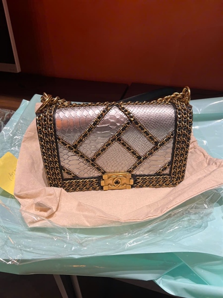 Túi Chanel Boy vảy bạc đan xích +
