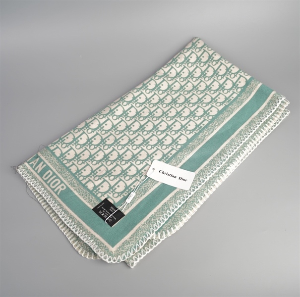 Khăn Dior màu xanh lá ++