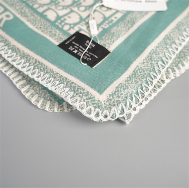 Khăn Dior màu xanh lá ++