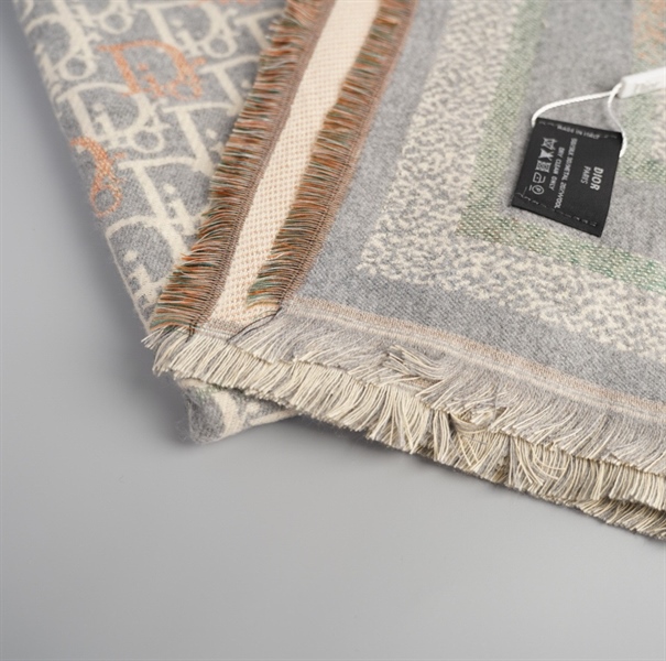 Khăn Dior xám chữ ++