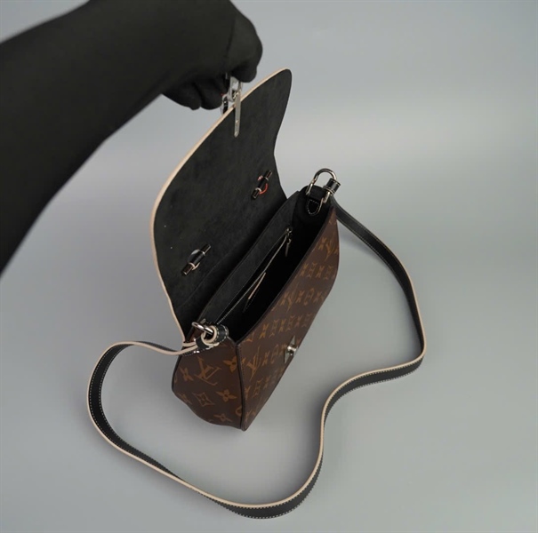 Túi LV hoa nâu nắp đen (PL2167) sz20 (HC) +