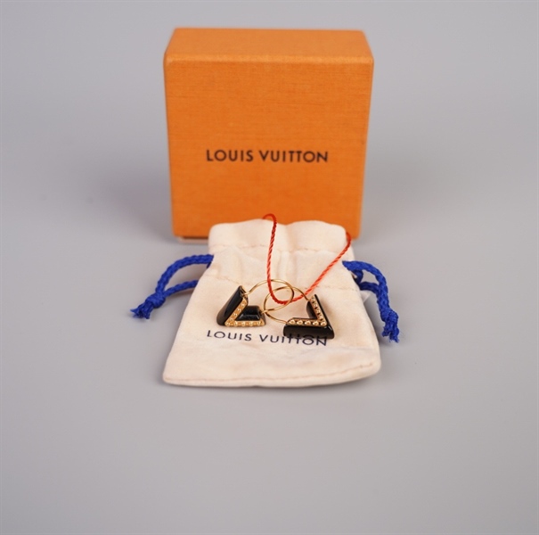 Bông tai LV Chữ V đen KG+