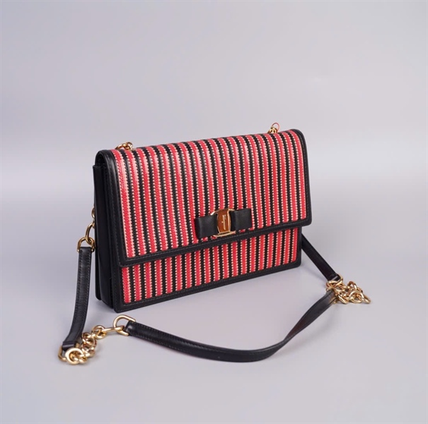 Túi Salvatore sọc đen đỏ size 24 (TB) +