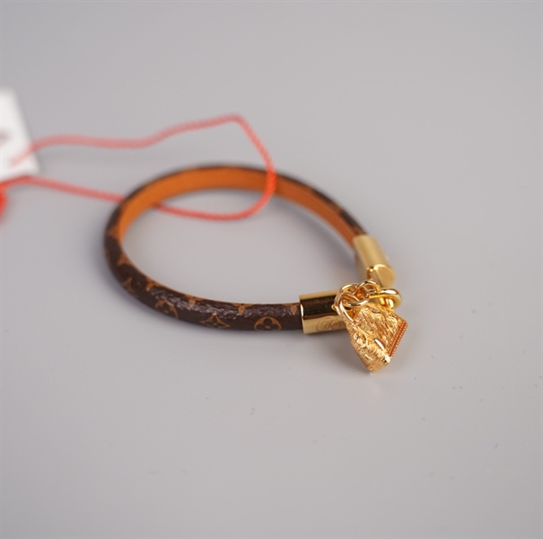 Vòng tay LV hoa nâu charm túi alma KG+