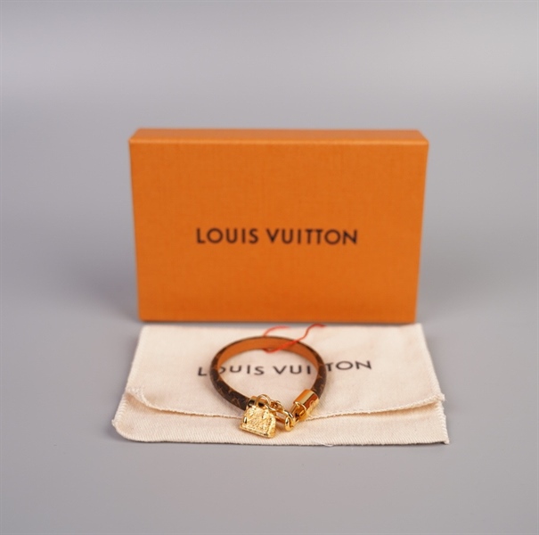 Vòng tay LV hoa nâu charm túi alma KG+