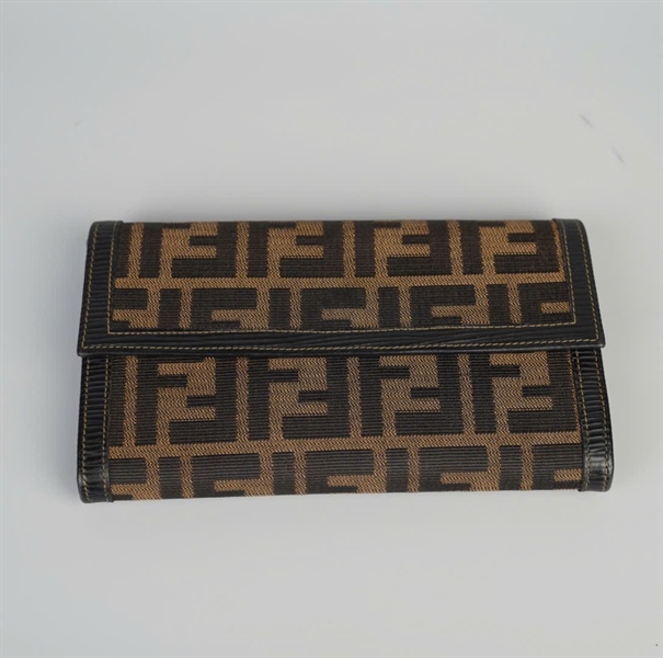 Ví Fendi gấp 3 nâu đen KG+