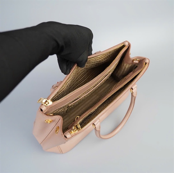 Túi Prada màu nude đậm size 30 KG+