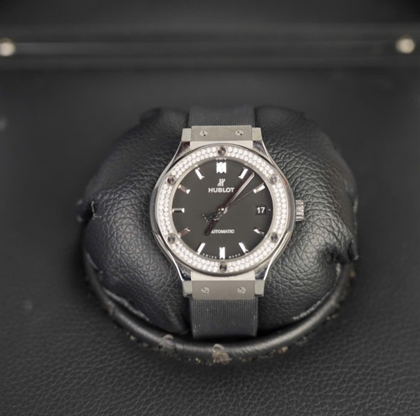 Đồng hồ Hublot mặt tròn đính đá 1261006 KG+