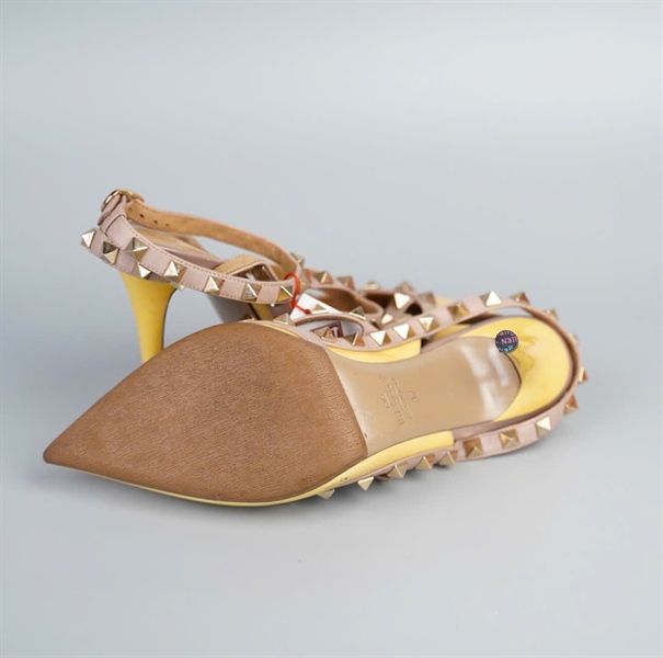 Giày Valentino vàng đính gai size 37 cao 10p (BQ) KG+