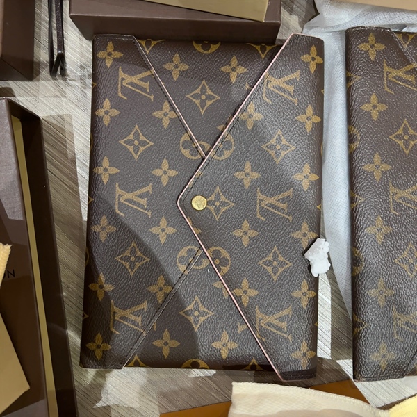 Ví LV bao thư lòng hồng có lót from +